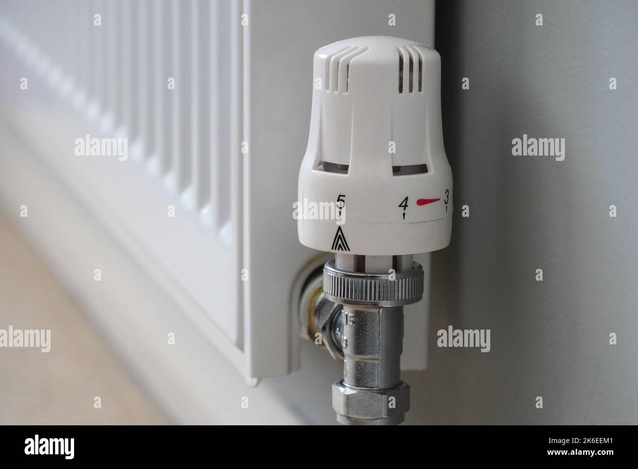 Primo piano del termostato del radiatore a riposo completamente aperto Foto Stock
