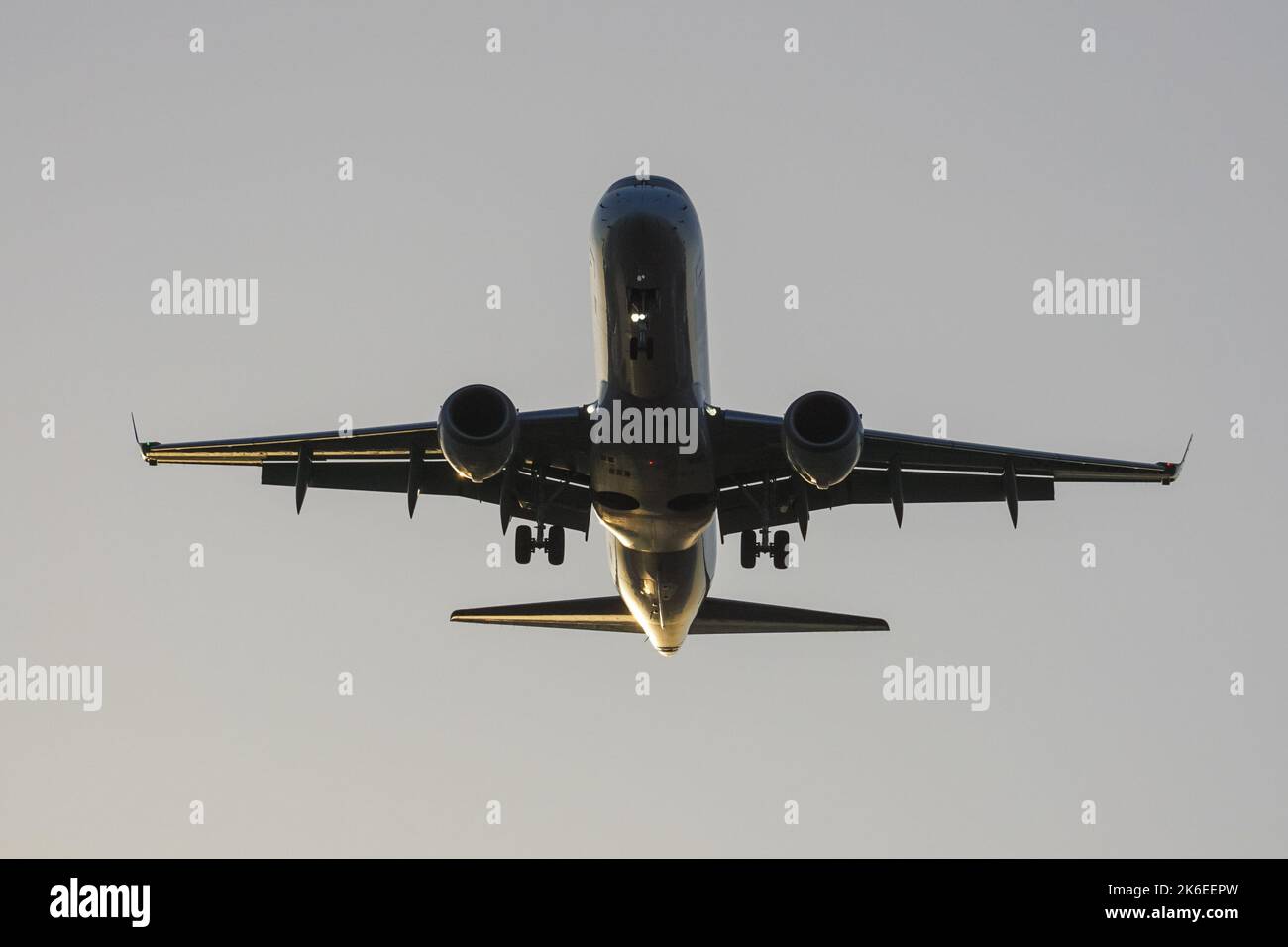 Silhouette di aereo di linea che atterra all'aeroporto al tramonto Foto Stock