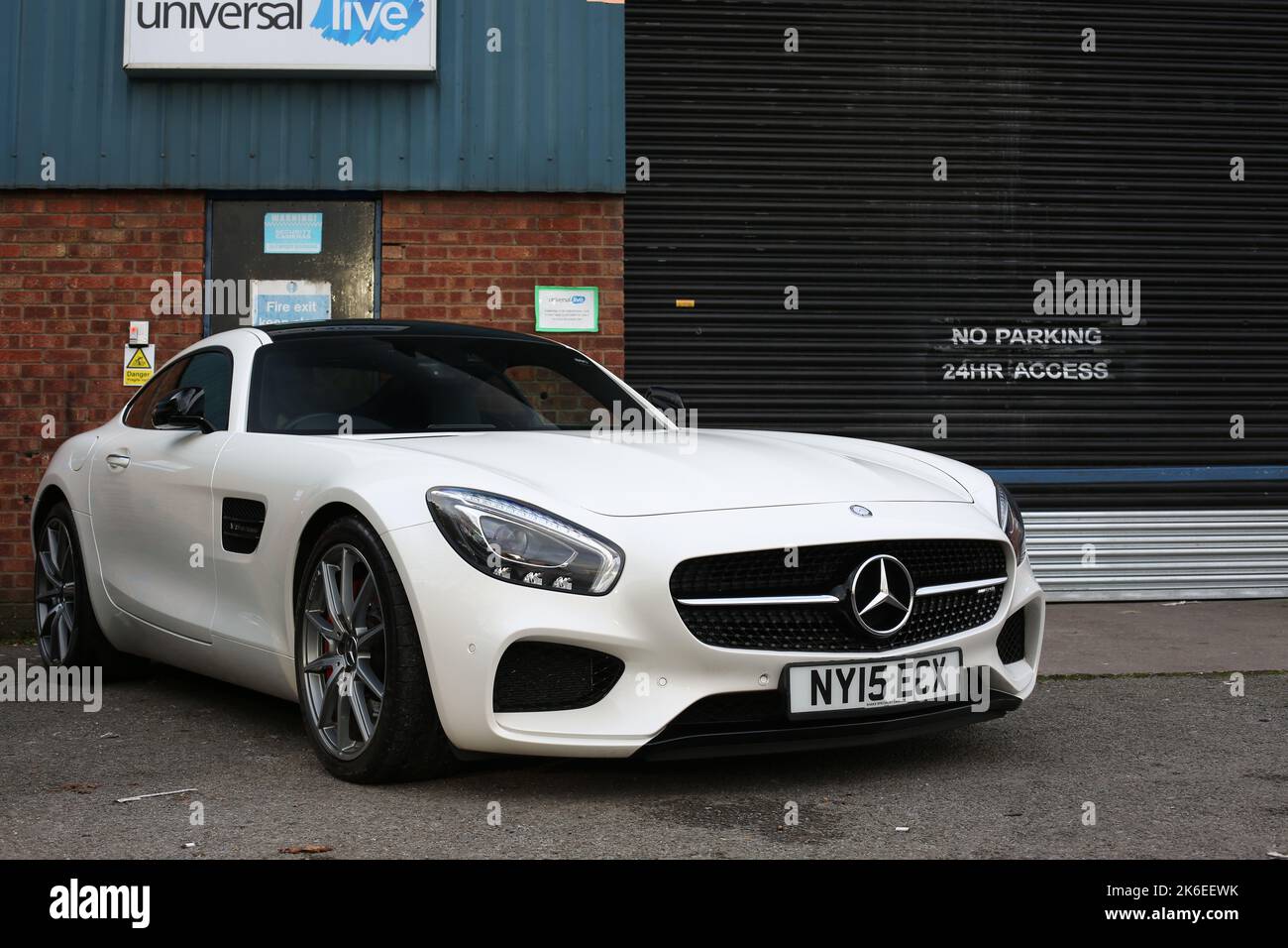 La parte anteriore Di Una Mercedes Benz AMG GTS 2015 rifinita in vernice Diamond White con griglia Mercedes cromata e fari a LED Badge Foto Stock