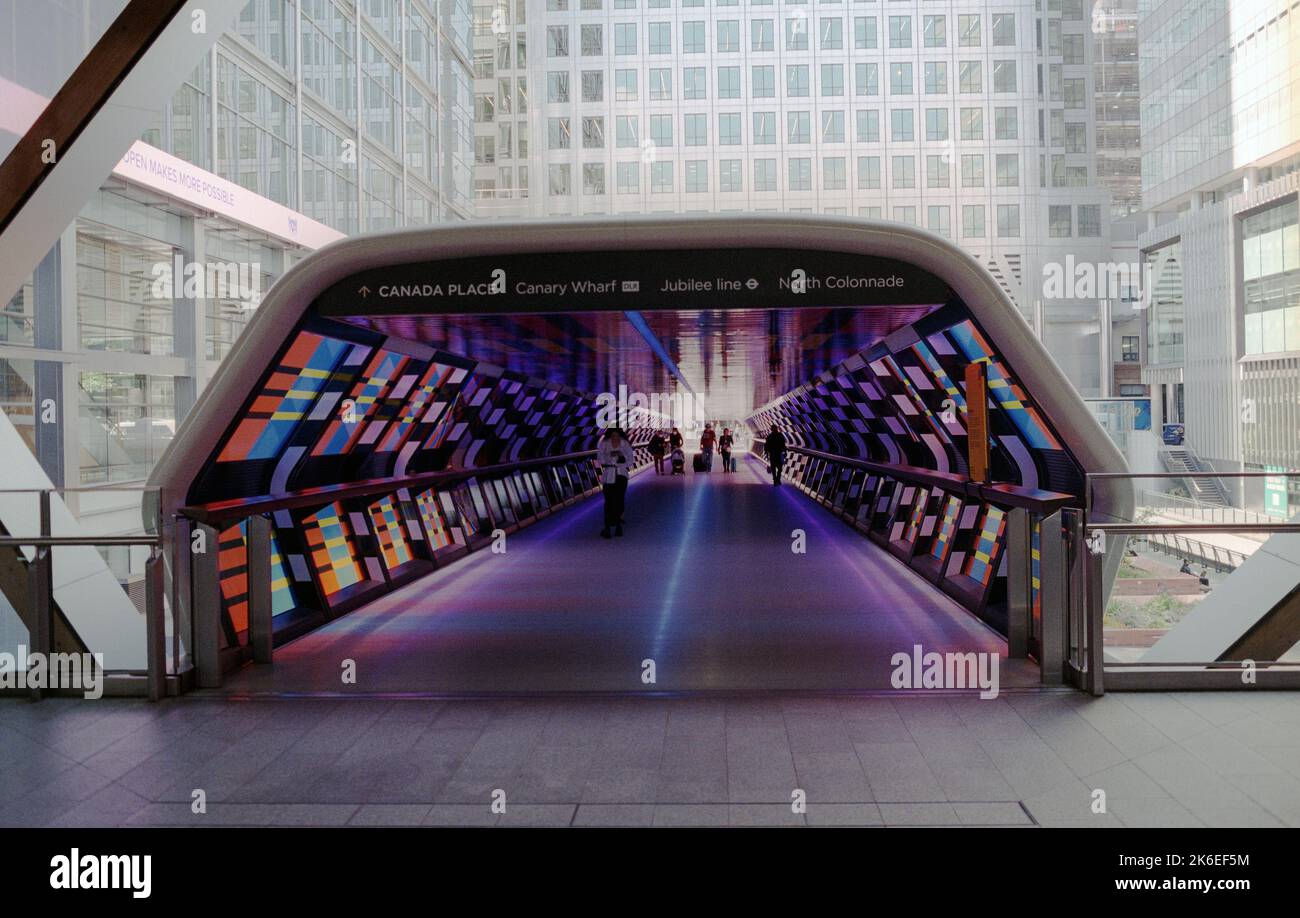 Passeggeri che utilizzano uno dei variopinti interscambi alla stazione di Canary Wharf sulla nuova Elizabeth Line, Londra, durante la sua prima settimana di attività. Foto Stock
