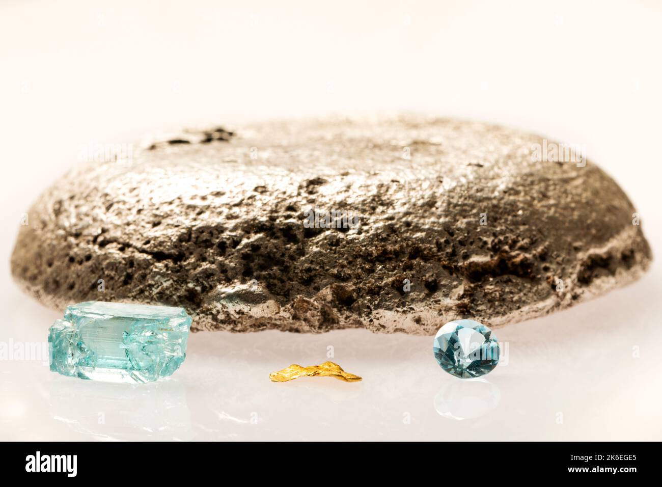 Argento crudo, acquamarina cruda; nocciolo d'oro; & gemma d'acquamarina sfaccettata minata dal prospettore famoso; Brian Busse; Gemtracker americano; Colorado; USA Foto Stock