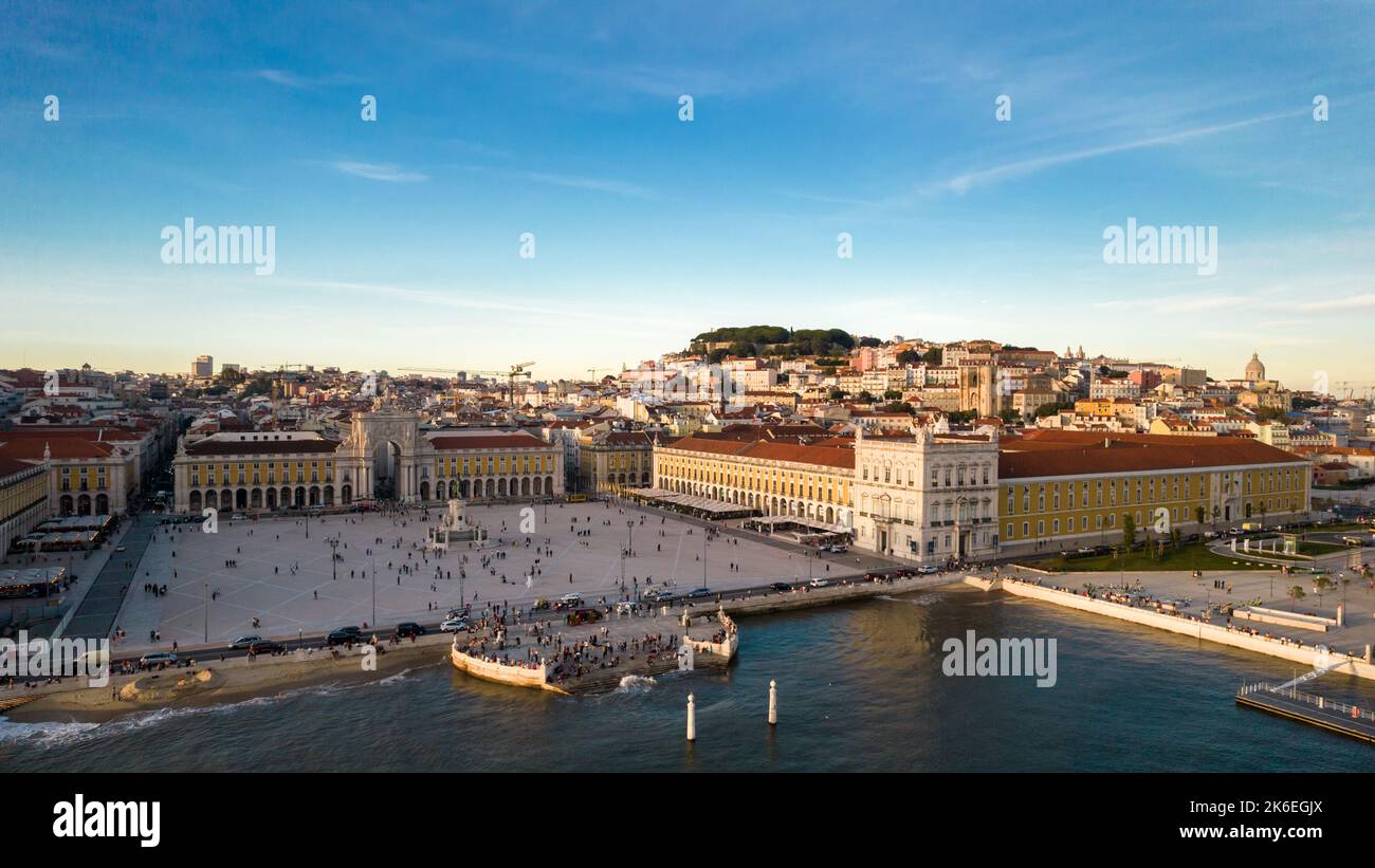 Vista aerea dei pedoni a Praca do Comercio a Lisbona, Portogallo, con il Castello di San Giorgio sullo sfondo e altri luoghi di interesse di Lisbona Foto Stock