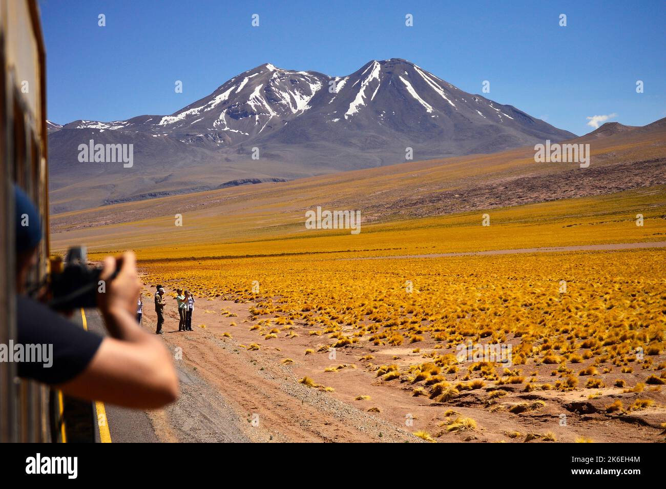 Scattando una foto da una finestra dell'autobus, deserto di Atacama, Cile settentrionale, fotografo, Ande Foto Stock