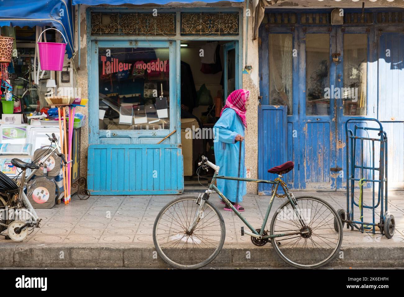 Donna in abiti tradizionali marocchini passeggiate nei negozi nel centro storico di Essaouira, Marocco, Nord Africa Foto Stock