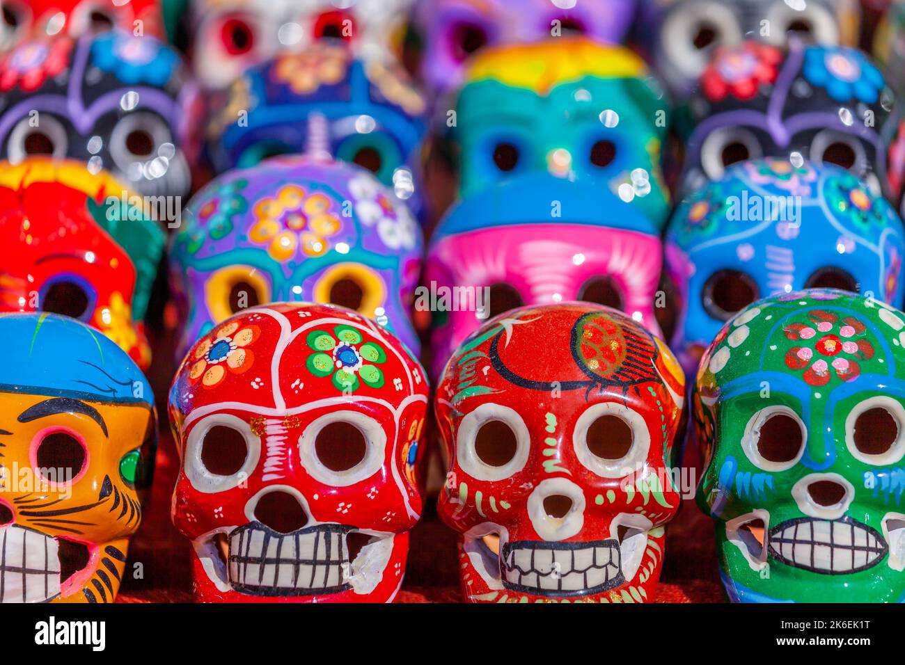 Cranio Ceramic Handicraft, calaveras motivo in una fila, Day of the Dead, Messico Foto Stock