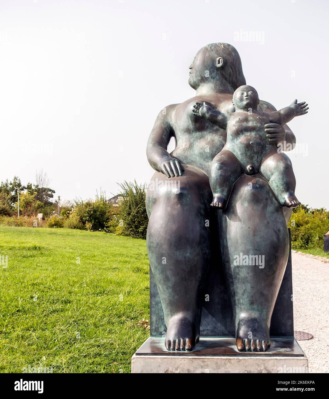 Statua di Maternidade (maternità) dell'artista colombiano Fernando Botero nel Parque Eduardo VII, Lisbona, Portogallo Foto Stock