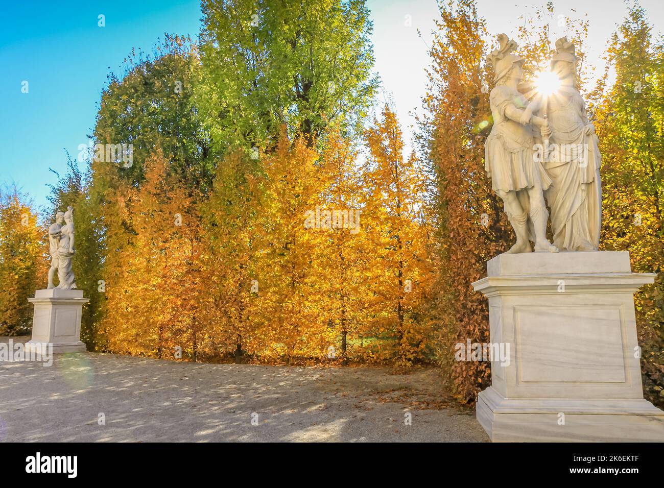 Tramonto d'oro autunnale con luna piena nel parco pubblico di Vienna, Austria Foto Stock