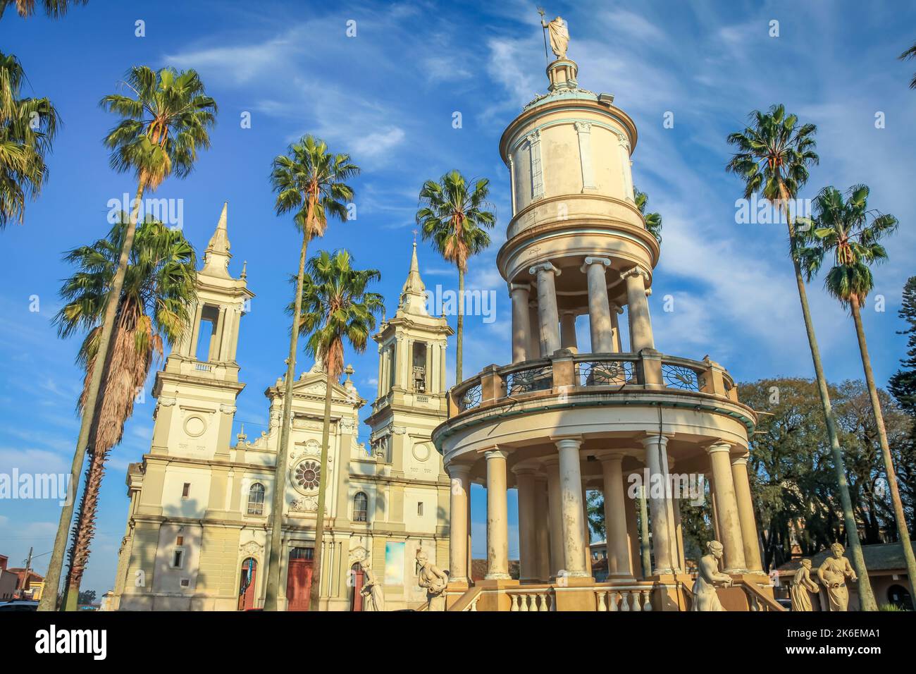 Chiesa coloniale barocca incorniciata da palme, Brasile, Sud America Foto Stock