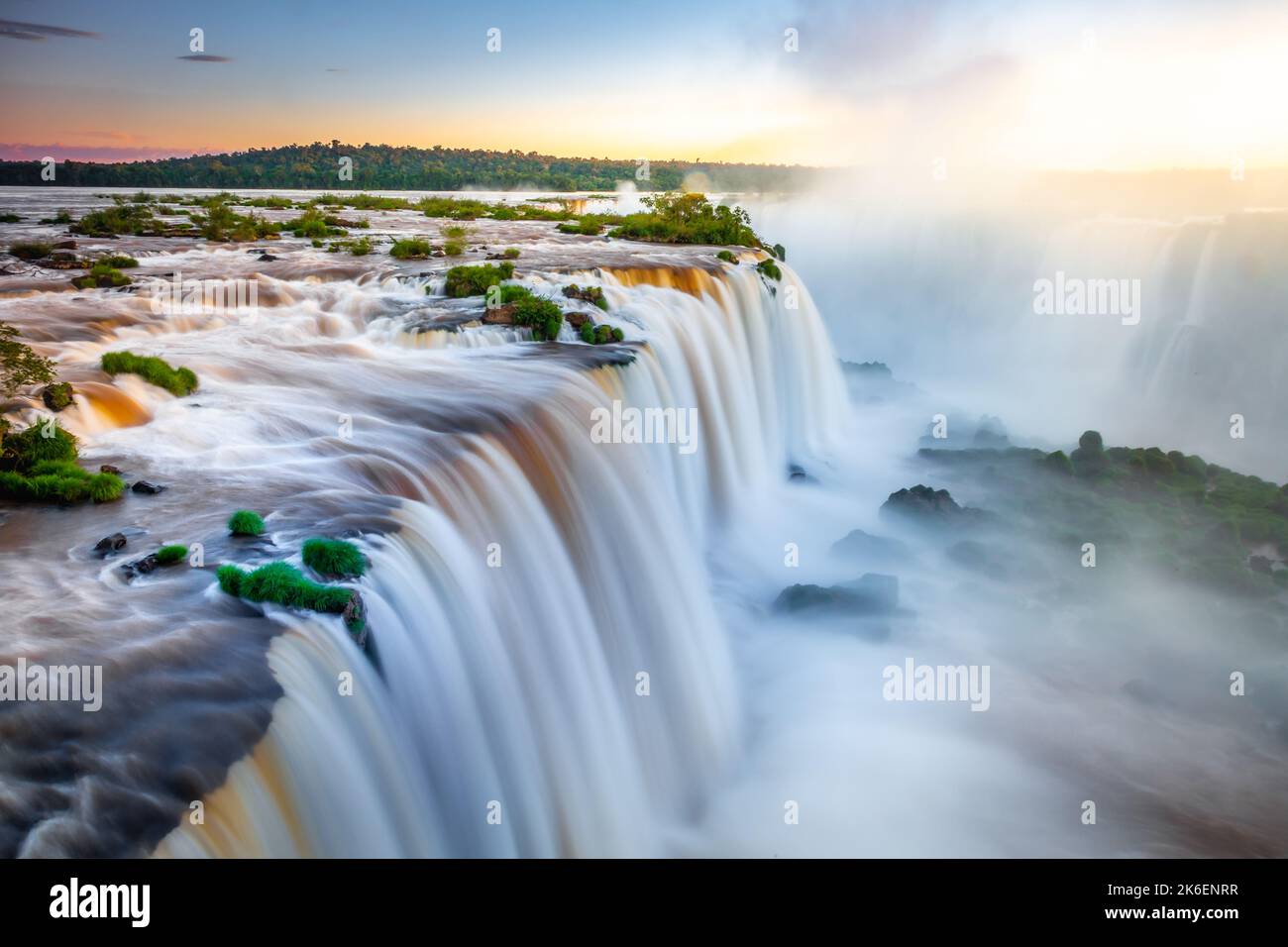 Cascate di Iguazu spettacolare paesaggio, vista dal lato del Brasile, Sud America Foto Stock