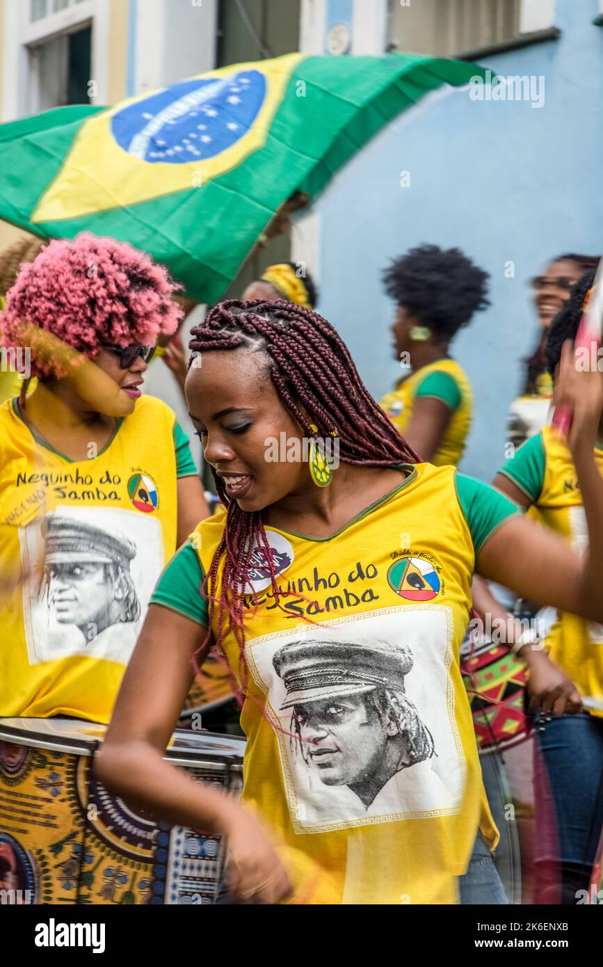 I membri della band di percussioni Dida sono visti durante la performance al Pelourinho. Coppa del mondo di calcio 2018 giorno della partita. Foto Stock