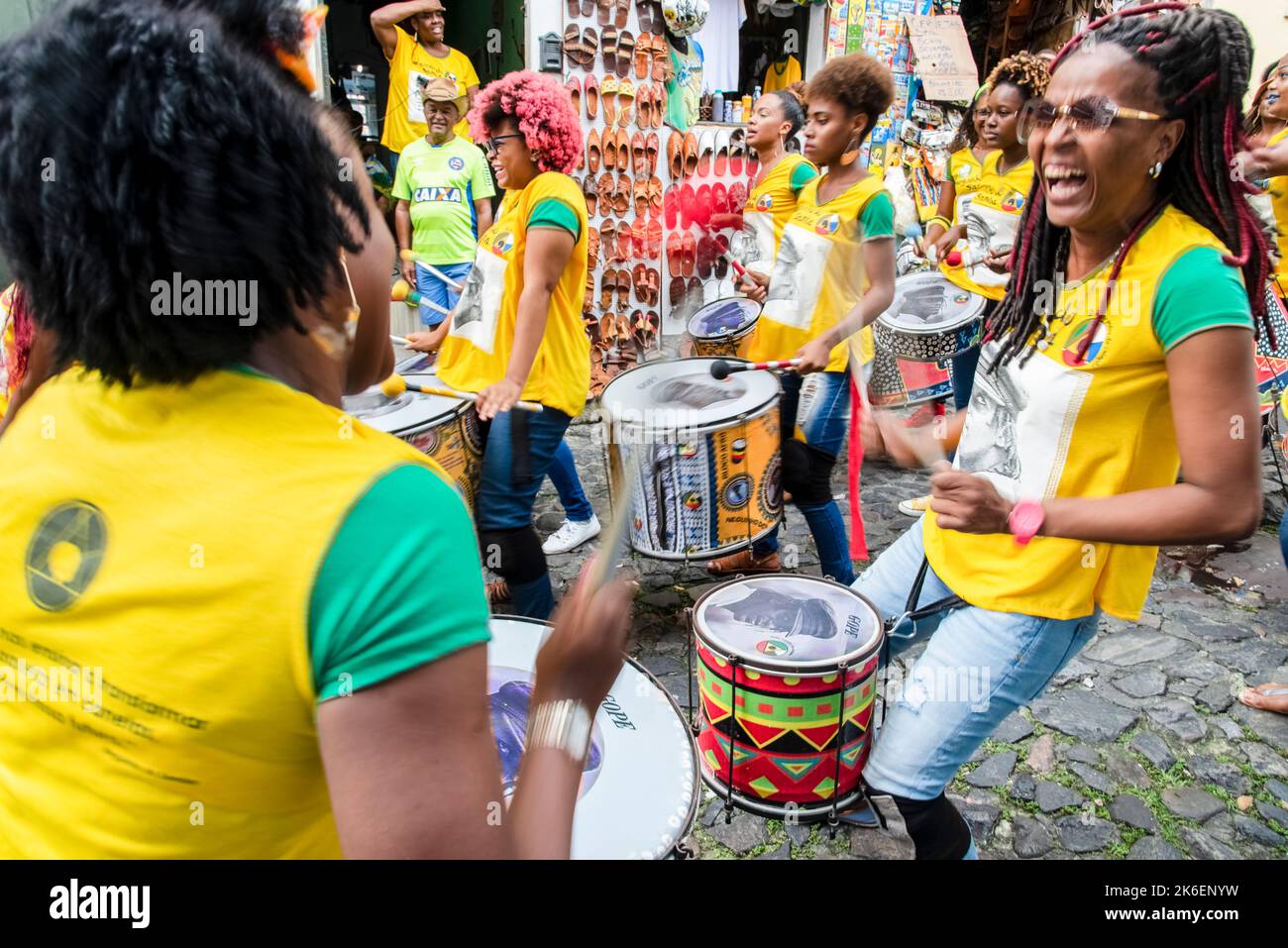 I membri della band di percussioni Dida sono visti durante la performance al Pelourinho. Coppa del mondo di calcio 2018 giorno della partita. Foto Stock