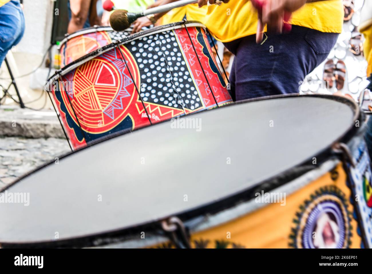 I membri della band di percussioni Dida sono visti durante la performance al Pelourinho. Coppa del mondo di calcio 2018 giorno della partita. Foto Stock