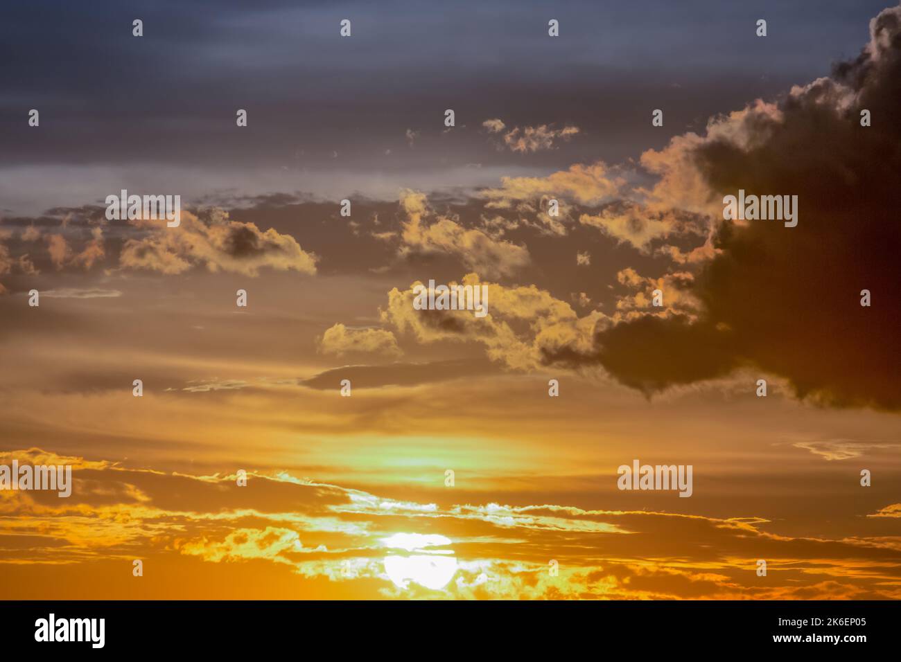Alba cielo drammatico con nuvole in fila, paesaggio colorato Foto Stock