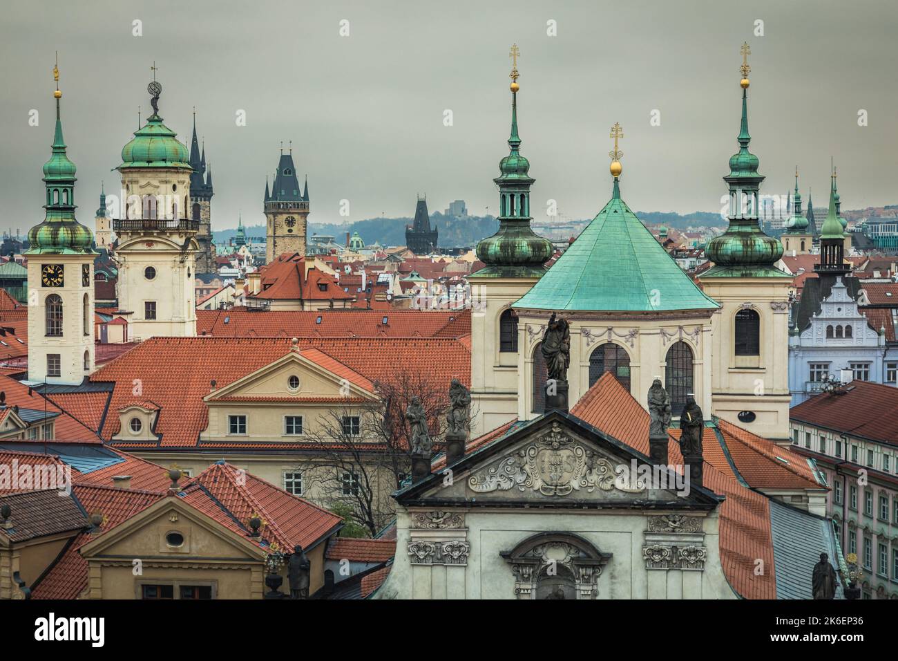 Sopra la città vecchia medievale di Praga torri e cupole di sera, ceco Foto Stock