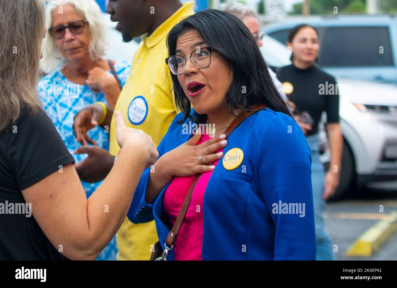 Cocoa, Florida, USA. 13th Ott 2022. 13 ottobre 2022, Cocoa, Florida: Candidato democratico per il governatore tenente della Florida Karla Hernandez scossa le mani con gli elettori al di fuori di Jerk Flava' durante una campagna di arresto. (Credit Image: © Dominic Gwinn/ZUMA Press Wire) Foto Stock