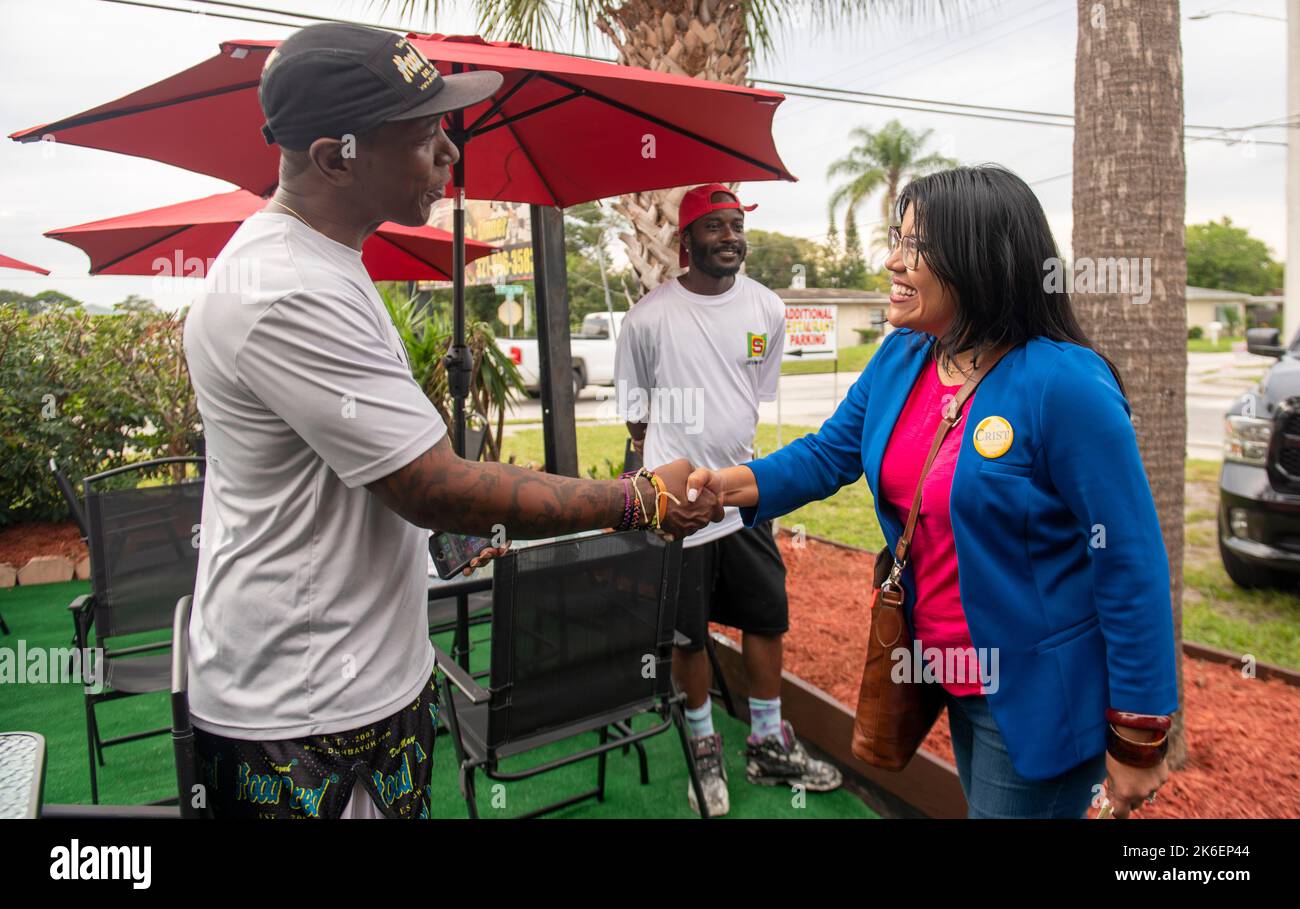 Cocoa, Florida, USA. 13th Ott 2022. 13 ottobre 2022, Cocoa, Florida: Candidato democratico per il governatore tenente della Florida Karla Hernandez scossa le mani con gli elettori al di fuori di Jerk Flava' durante una campagna di arresto. (Credit Image: © Dominic Gwinn/ZUMA Press Wire) Foto Stock