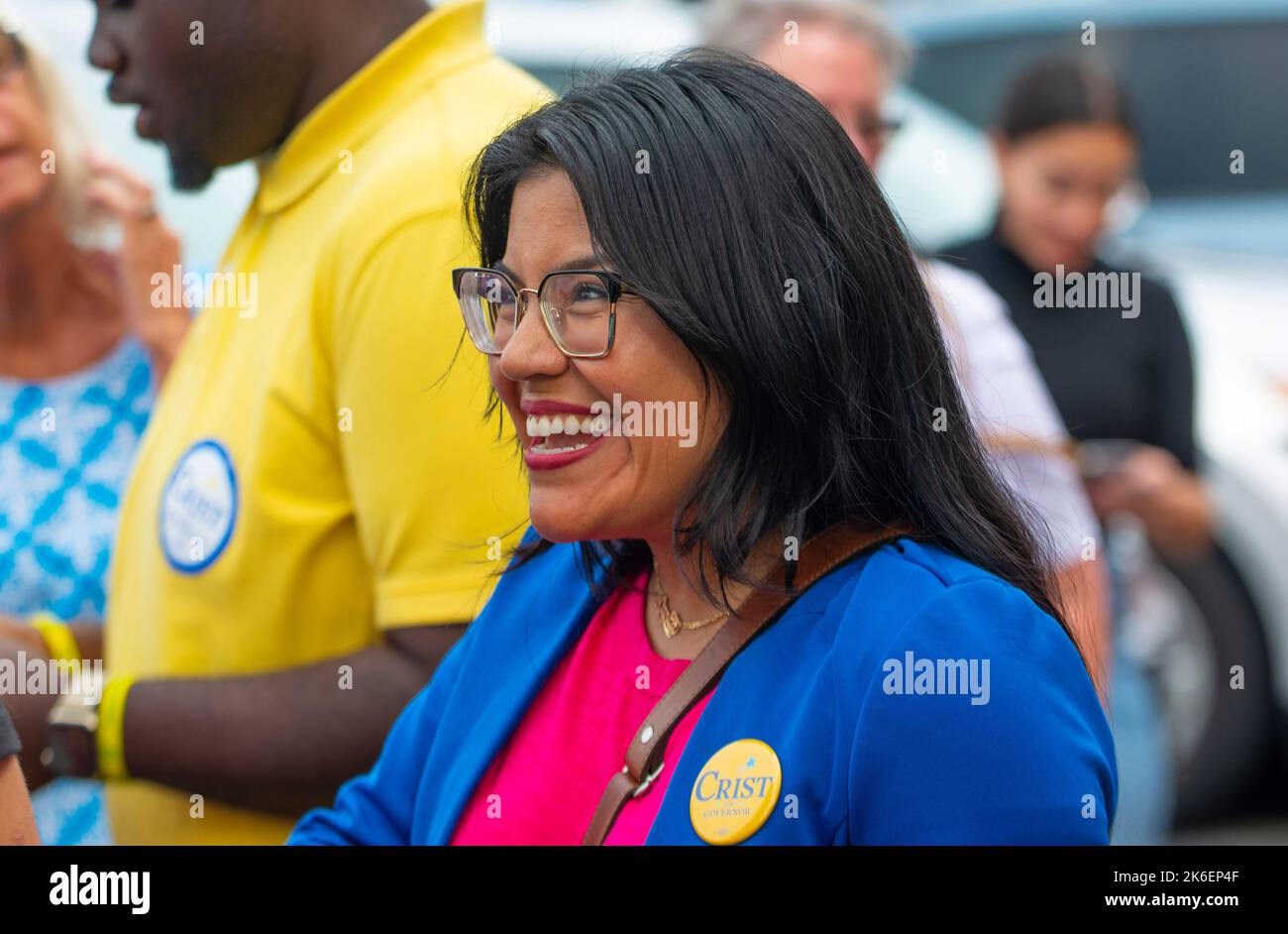 Cocoa, Florida, USA. 13th Ott 2022. 13 ottobre 2022, Cocoa, Florida: Candidato democratico per il governatore tenente della Florida Karla Hernandez scossa le mani con gli elettori al di fuori di Jerk Flava' durante una campagna di arresto. (Credit Image: © Dominic Gwinn/ZUMA Press Wire) Foto Stock