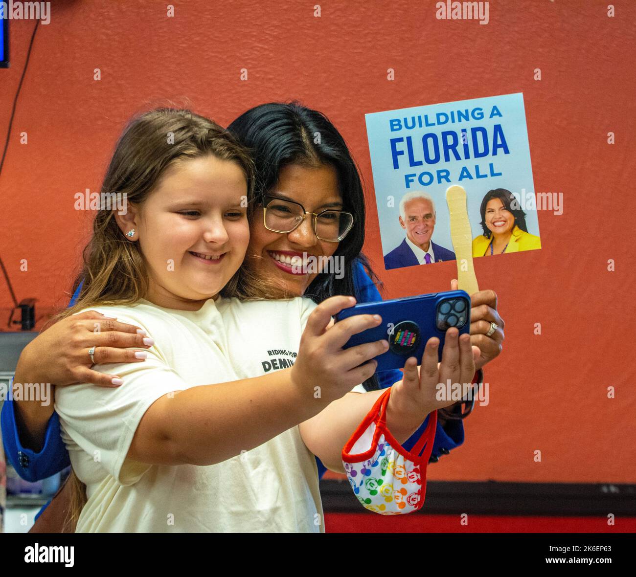 Cocoa, Florida, USA. 13th Ott 2022. 13 ottobre 2022, Cocoa, Florida: Candidato democratico per il tenente governatore della Florida Karla Hernandez pone per un selfie con il nove anni Addisyn Mayer. Già l'ambasciatore della contea di Brevard per la campagna del candidato al Senato democratico Rep. Val Demings, e l'ambasciatore della contea di Brevard per il diritto all'acqua pulita, Mayer dice che un giorno sarà presidente degli Stati Uniti. (Credit Image: © Dominic Gwinn/ZUMA Press Wire) Foto Stock