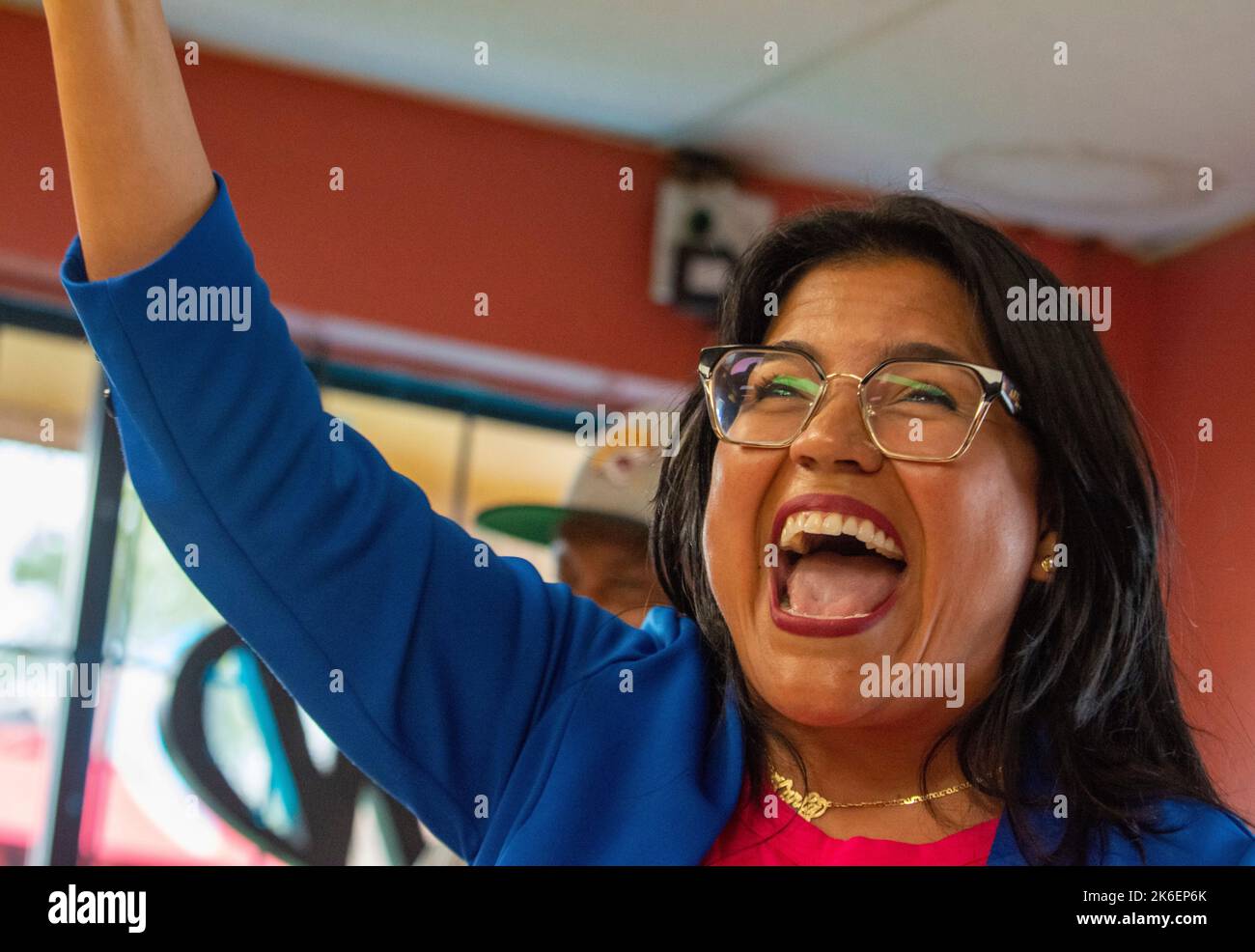 Cocoa, Florida, USA. 13th Ott 2022. 13 ottobre 2022, Cocoa, Florida: Candidato democratico per il governatore tenente della Florida Karla Hernandez scossa le mani con gli elettori al di fuori di Jerk Flava' durante una campagna di arresto. (Credit Image: © Dominic Gwinn/ZUMA Press Wire) Foto Stock