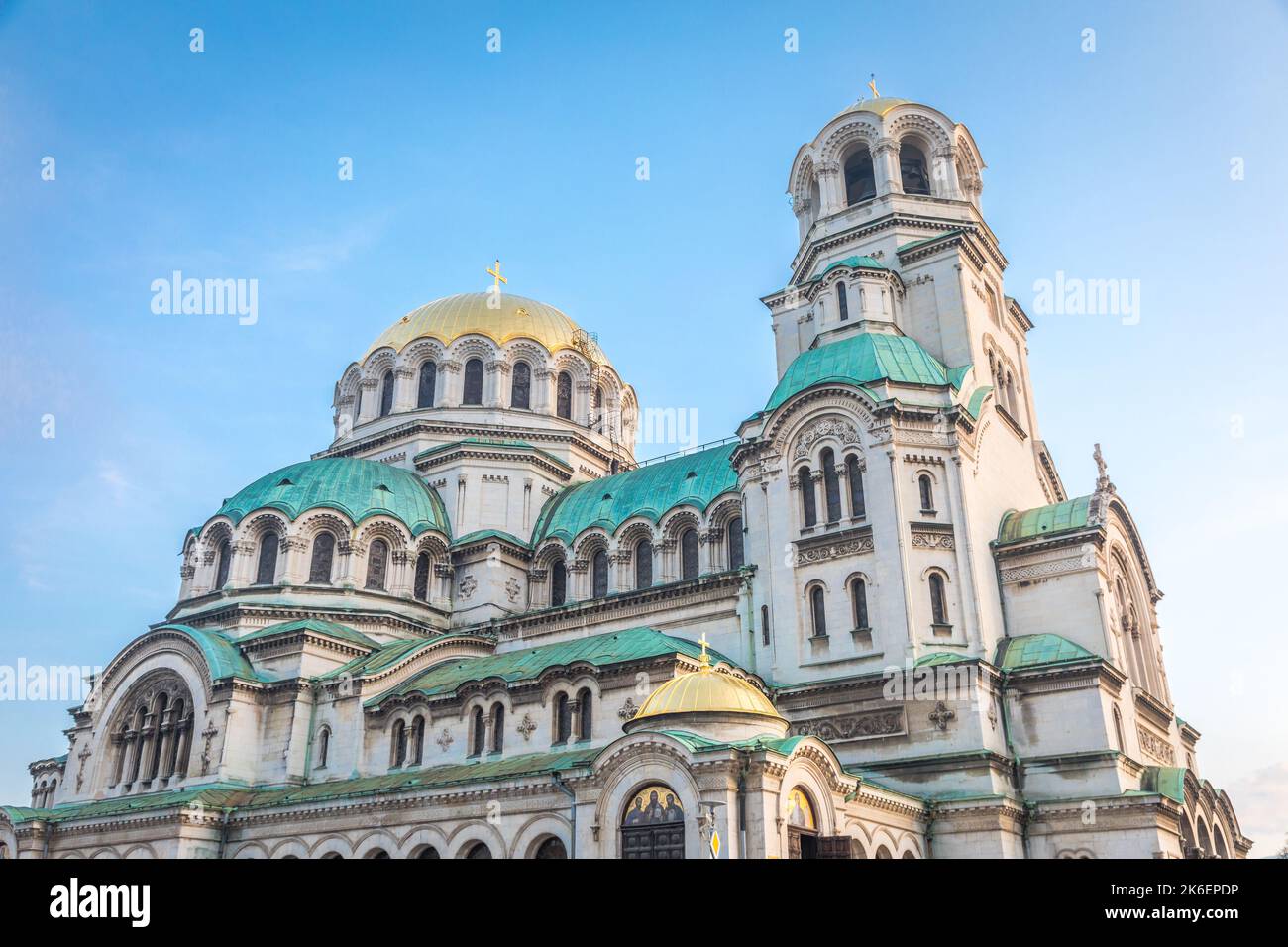Cattedrale di Sant'Alessandro Nevski a Sofia in cielo drammatico, Bulgaria, Europa orientale Foto Stock