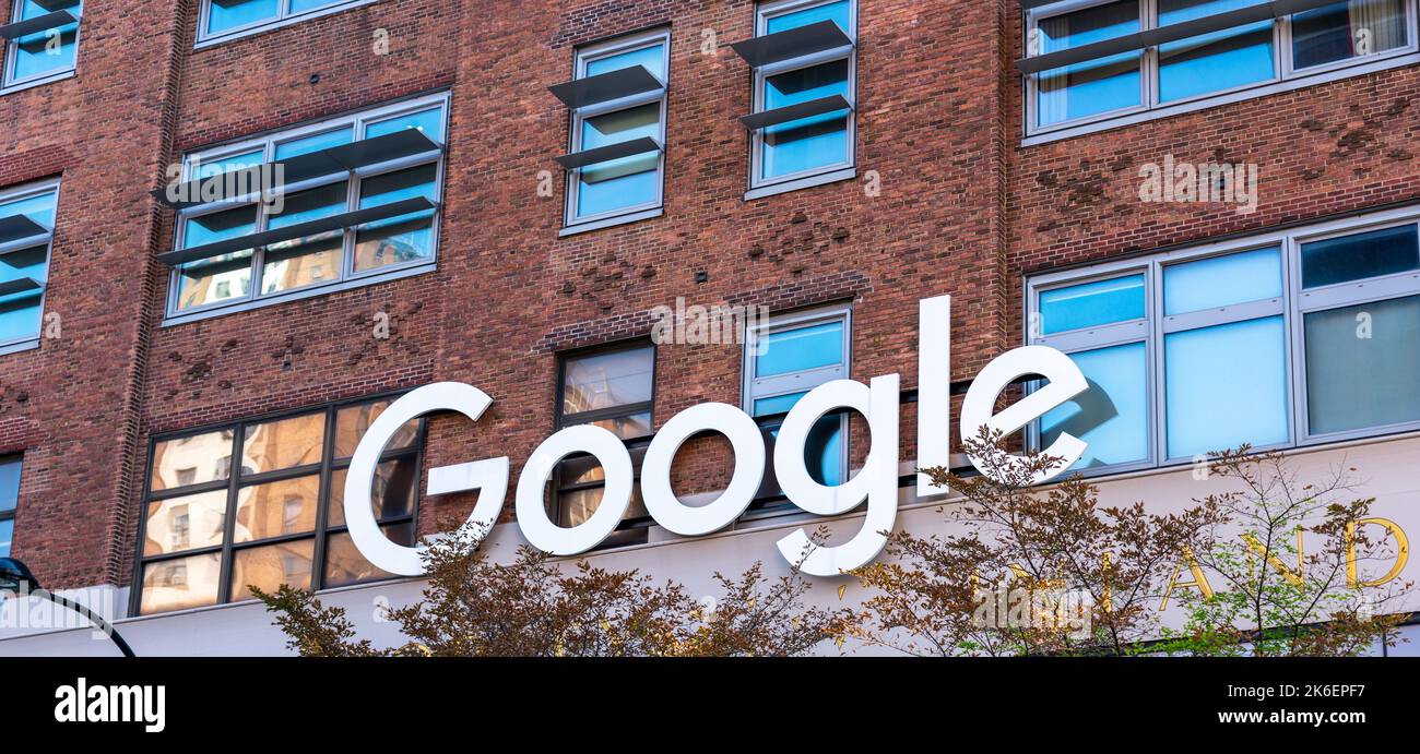 New York City, Stati Uniti d'America - 18 settembre 2022. Logo Google sulla parete di un ufficio a Manhattan Foto Stock