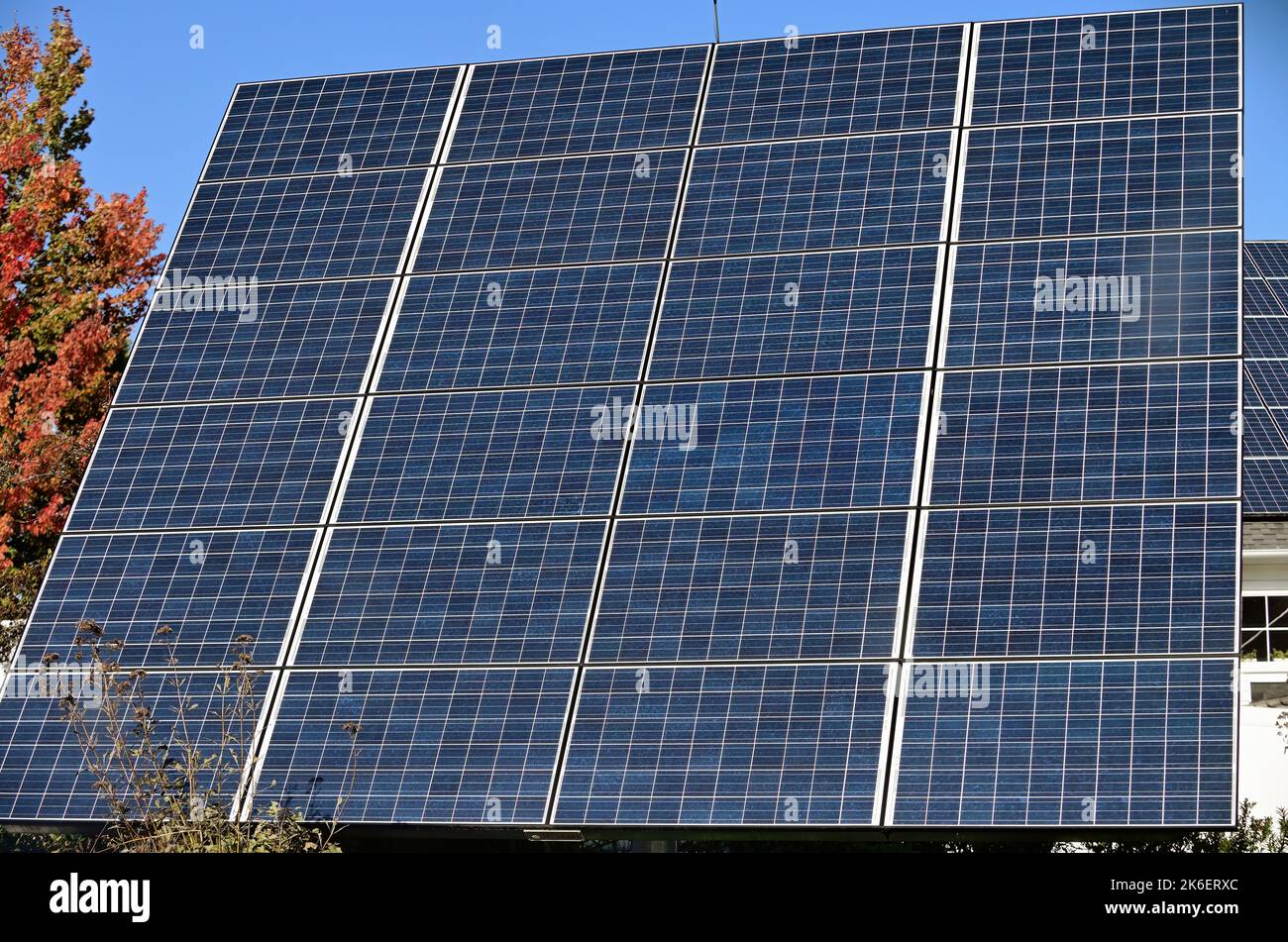 Freeport, Maine, Stati Uniti. Pannelli solari in uso per raccogliere una fonte di energia per le imprese locali. Foto Stock