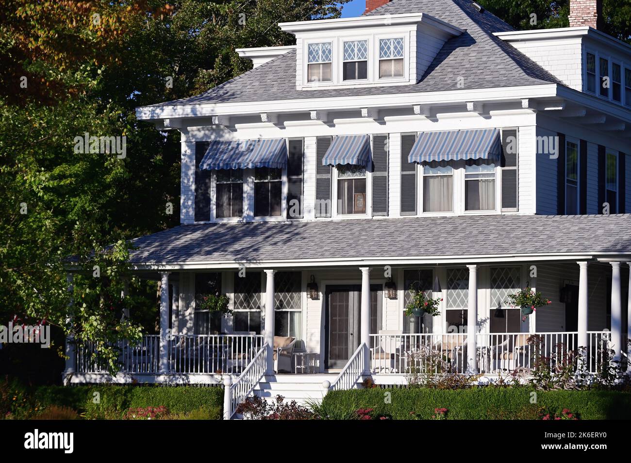 Kennebunkport, Maine, Stati Uniti. Casa di lusso in questa comunità ricca. Kennebunkport, fondata nel 1653, è una città costiera situata nel Maine meridionale. Foto Stock