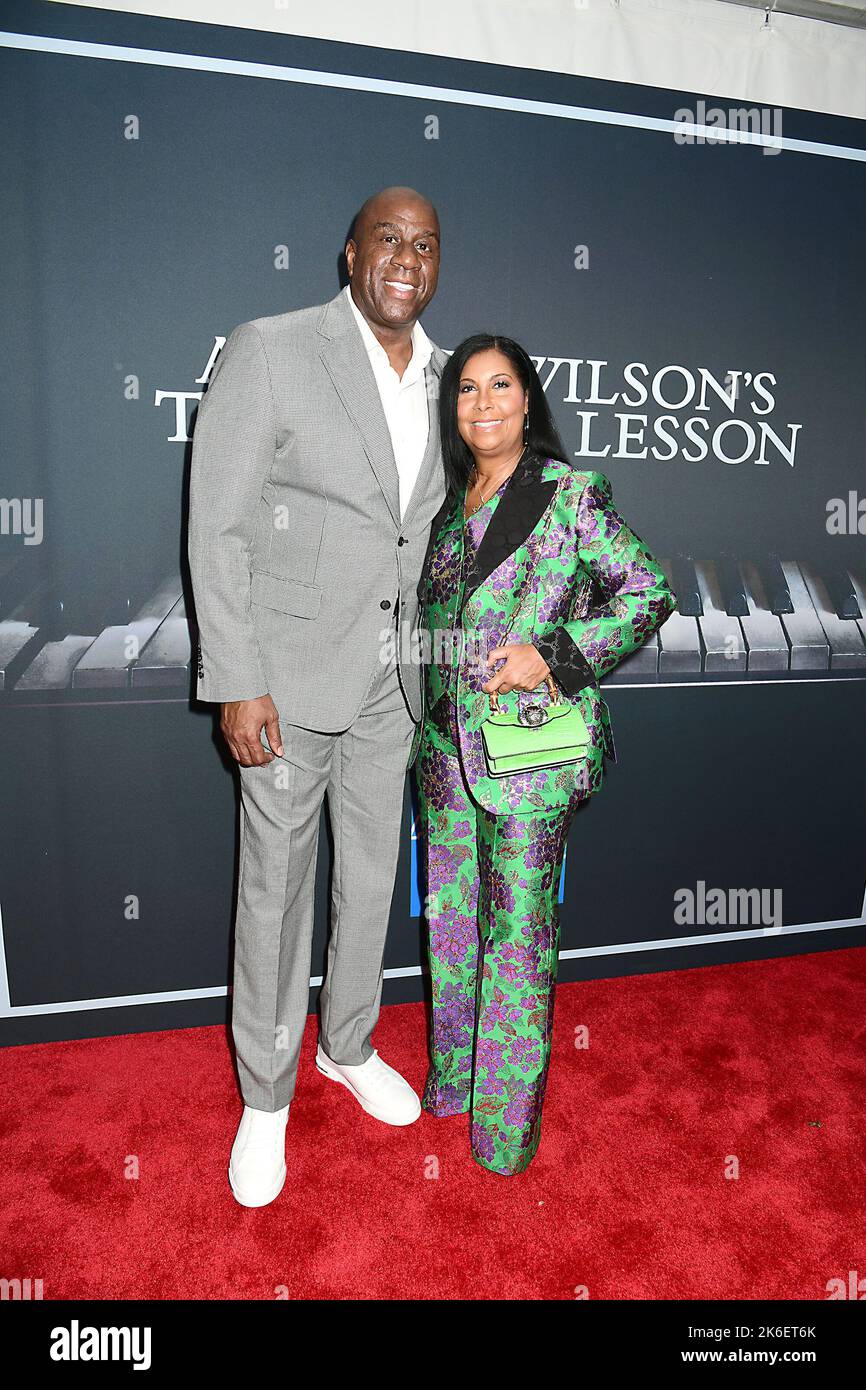 Earvin Magic Johnson e la moglie cookie Johnsons frequentano la serata di apertura di August Wilson "The piano Lesson" a Broadway presso l'Ethel Barrymore Theatre il 13 ottobre 2022 a New York, New York, USA. Robin Platzer/ Twin Images/ Credit: Sipa USA/Alamy Live News Foto Stock