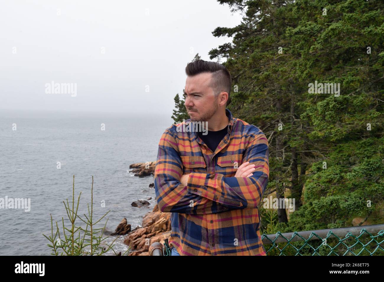 Acadia National Park, Maine, USA. Turista sopra la costa rocciosa a Bass Harbor Head e Bass Harbor Head Lighthouse. Foto Stock