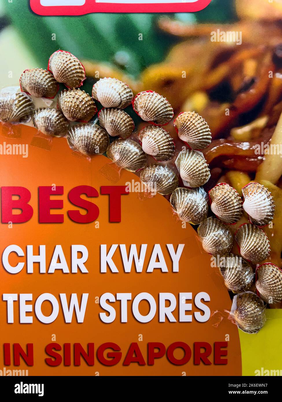 Un hawker stalla in modo creativo bastone galli guscio su esso scheda pubblicitaria per attirare i clienti a provare il loro negozio Char KWAY Teow. Singapore. Foto Stock