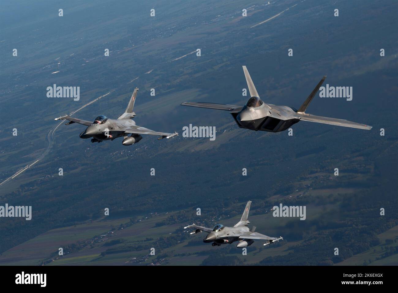 Lask, Polonia. 12th Ott 2022. NEGLI STATI UNITI Air Force F-22 Raptor fighter Aircraft assegnato al 90th Expeditionary Fighter Squadron condurre una missione NATO Air Shielding con due aerei Polacchi F-16 Fighter, 12 ottobre 2022 vicino a Lask, Polonia. Credit: SSgt Danielle Sukhlall/US Air Force/Alamy Live News Foto Stock