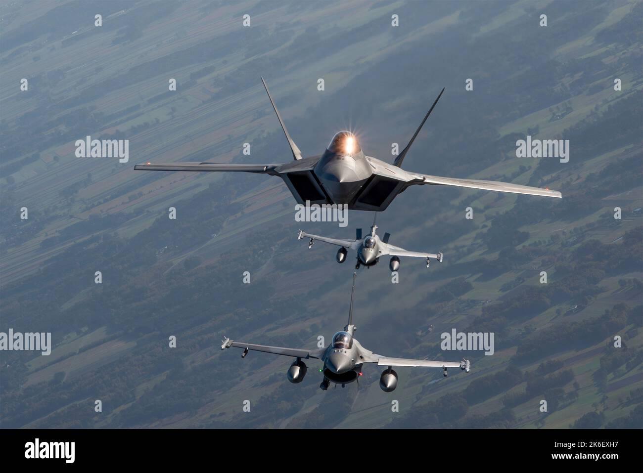 Lask, Polonia. 12th Ott 2022. NEGLI STATI UNITI Air Force F-22 Raptor fighter Aircraft assegnato al 90th Expeditionary Fighter Squadron condurre una missione NATO Air Shielding con due aerei Polacchi F-16 Fighter, 12 ottobre 2022 vicino a Lask, Polonia. Credit: SSgt Danielle Sukhlall/US Air Force/Alamy Live News Foto Stock