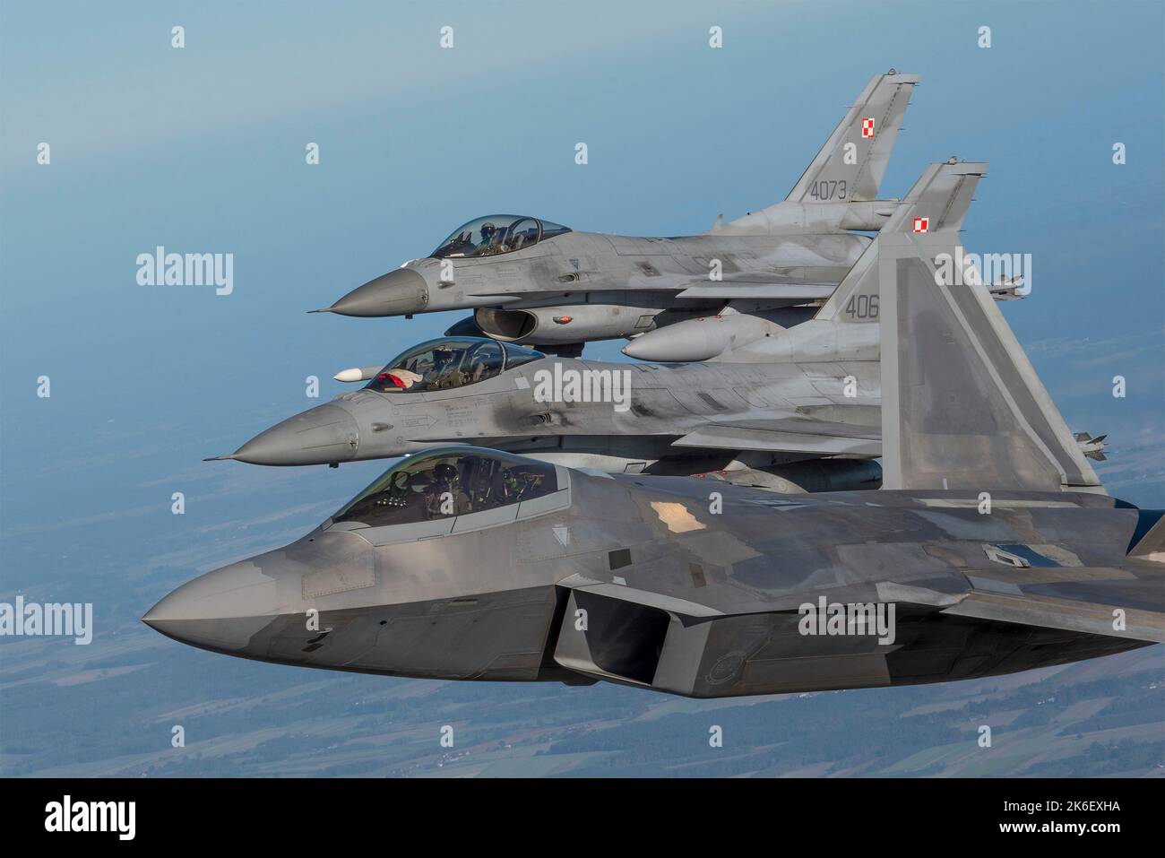 Lask, Polonia. 12th Ott 2022. NEGLI STATI UNITI Air Force F-22 Raptor fighter Aircraft assegnato al 90th Expeditionary Fighter Squadron condurre una missione NATO Air Shielding con due aerei Polacchi F-16 Fighter, 12 ottobre 2022 vicino a Lask, Polonia. Credit: SSgt Danielle Sukhlall/US Air Force/Alamy Live News Foto Stock