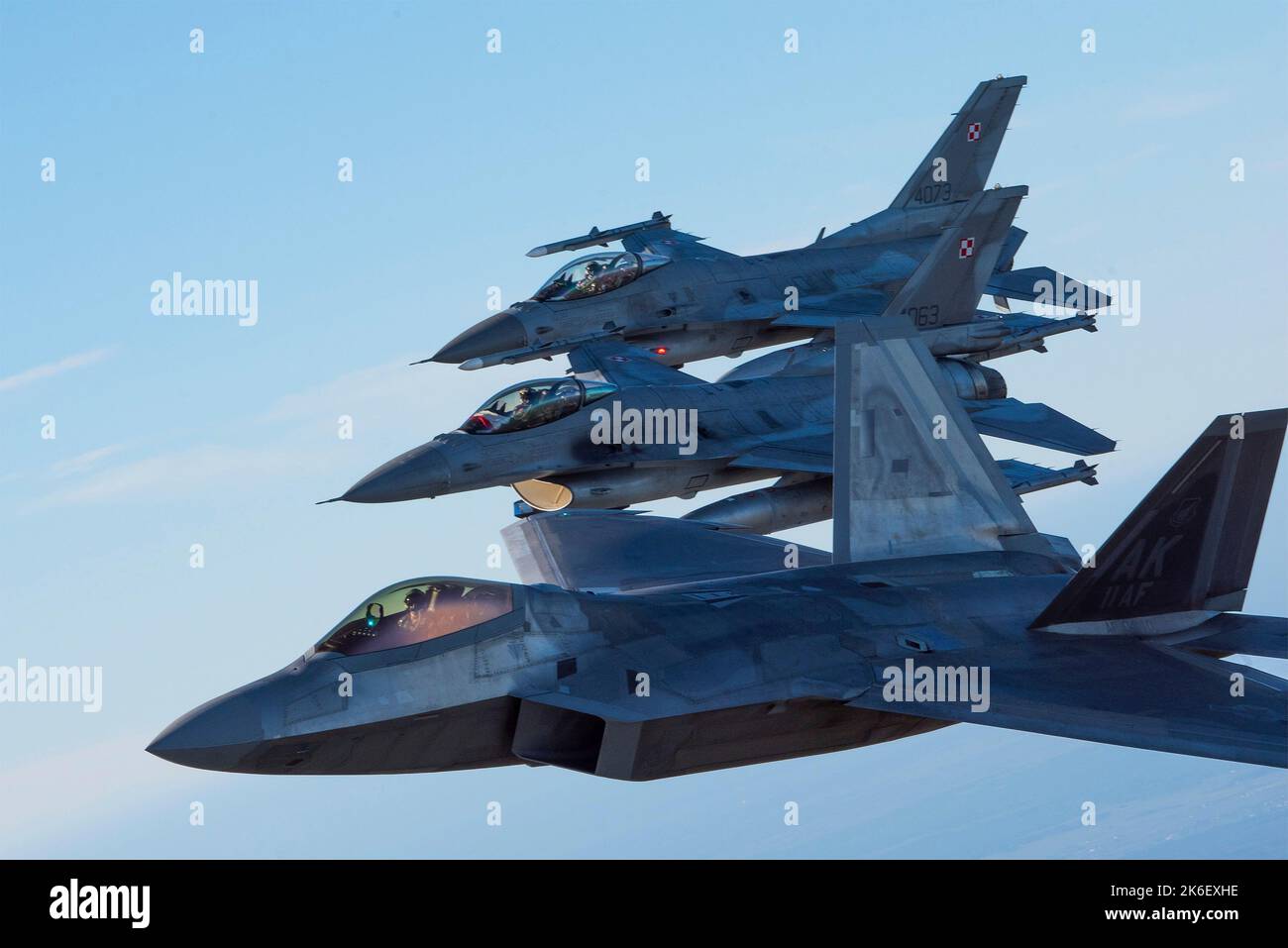 Lask, Polonia. 12th Ott 2022. NEGLI STATI UNITI Air Force F-22 Raptor fighter Aircraft assegnato al 90th Expeditionary Fighter Squadron condurre una missione NATO Air Shielding con due aerei Polacchi F-16 Fighter, 12 ottobre 2022 vicino a Lask, Polonia. Credit: SSgt Danielle Sukhlall/US Air Force/Alamy Live News Foto Stock