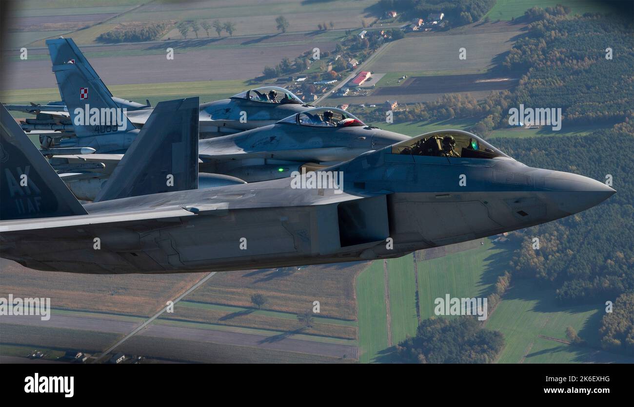 Lask, Polonia. 12th Ott 2022. NEGLI STATI UNITI Air Force F-22 Raptor fighter Aircraft assegnato al 90th Expeditionary Fighter Squadron condurre una missione NATO Air Shielding con due aerei Polacchi F-16 Fighter, 12 ottobre 2022 vicino a Lask, Polonia. Credit: SSgt Danielle Sukhlall/US Air Force/Alamy Live News Foto Stock
