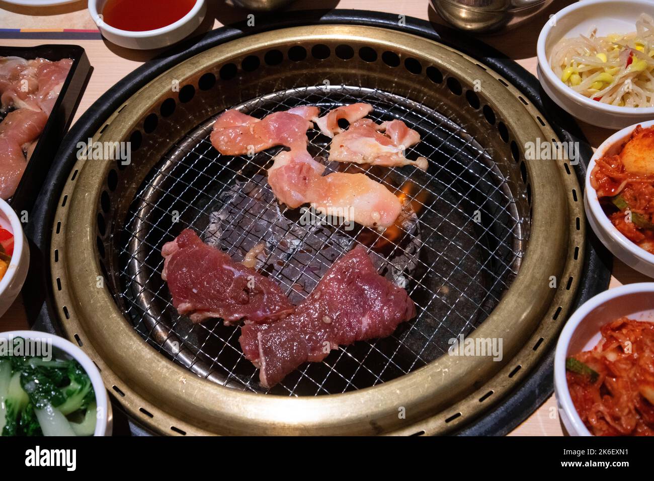 Ristorante coreano BBQ, grigliate di pollo e manzo. Foto Stock