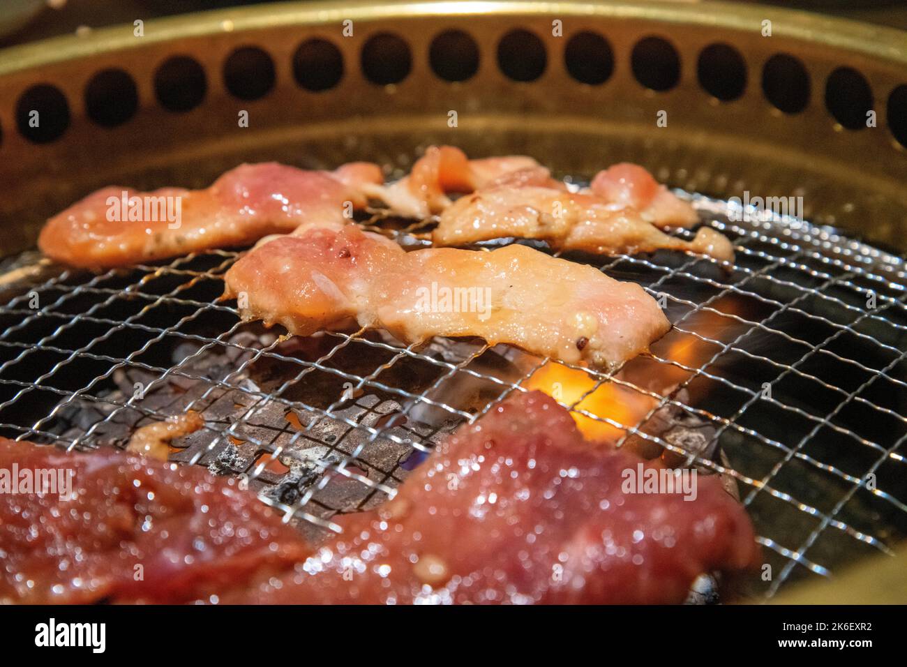 Ristorante coreano BBQ, grigliate di pollo e manzo. Foto Stock