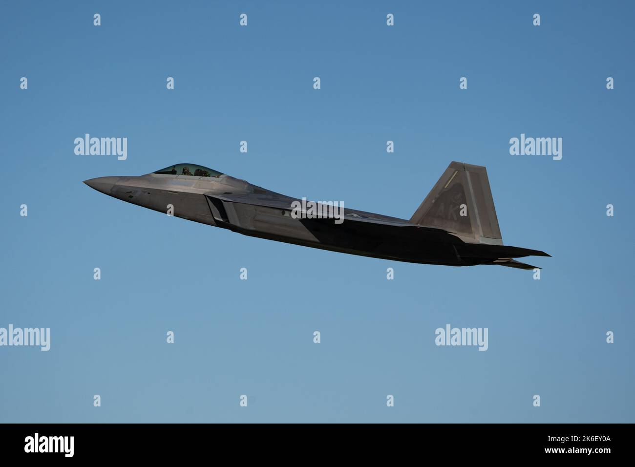 Anchorage, Stati Uniti. 13th Ott 2022. NEGLI STATI UNITI Air Force F-22 l'aereo da combattimento Raptor assegnato alla 3rd Wing decoltra per una sortie durante LA BANDIERA ROSSA Alaska 23-1 dalla Joint base Elmendorf-Richardson 13 ottobre 2022 ad Anchorage, Alaska. Credit: A1c Julia Lebens/U.S Air Force/Alamy Live News Foto Stock