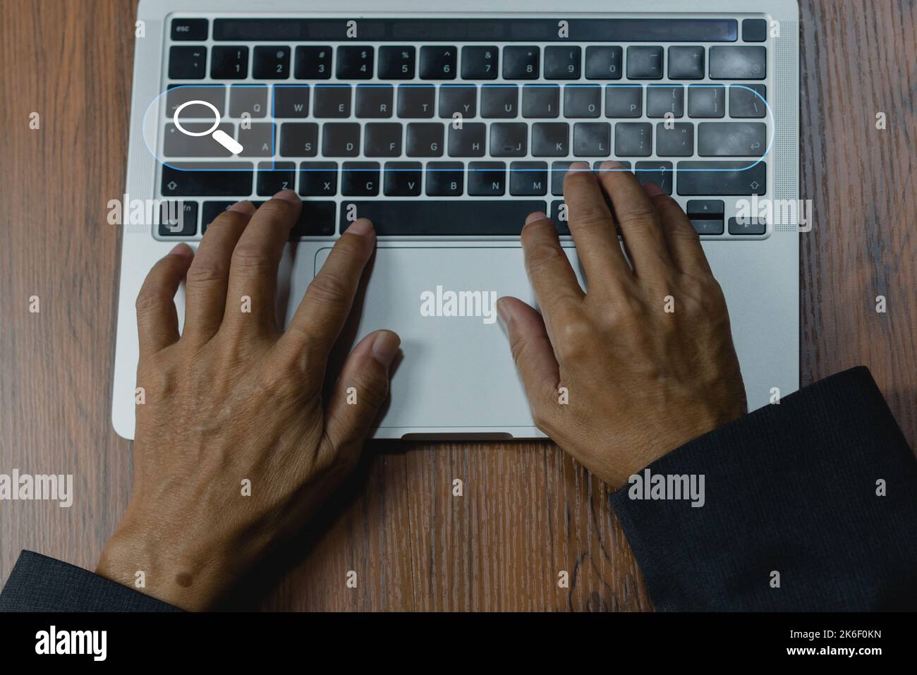 Informazioni online sulla tecnologia dati di ottimizzazione dei motori di ricerca. Uomo che utilizza la tastiera computer portatile.Vista dall'alto Foto Stock