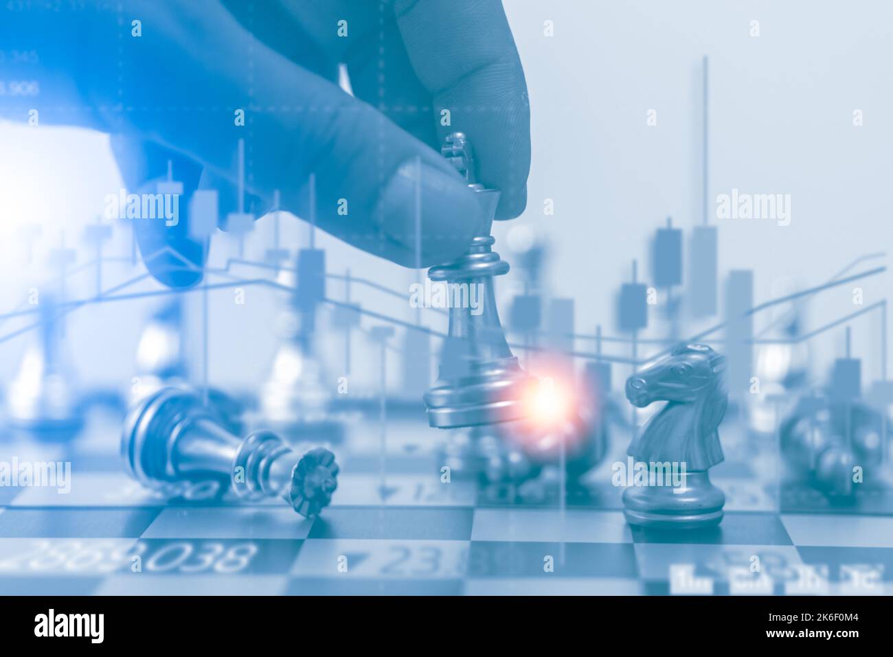 Finanza investimento uomo in possesso di una scacchiera con la strategia stock leader marketing grafico Operating commercio mercato vittoria sfida gestione busine Foto Stock