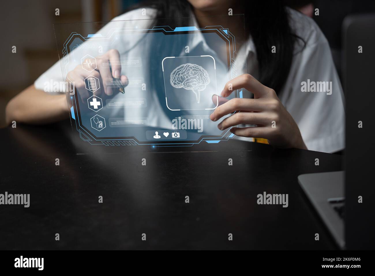 Le ragazze studiano scienza e medicina in un mondo moderno e tecnologico di schermi virtuali online. Foto Stock
