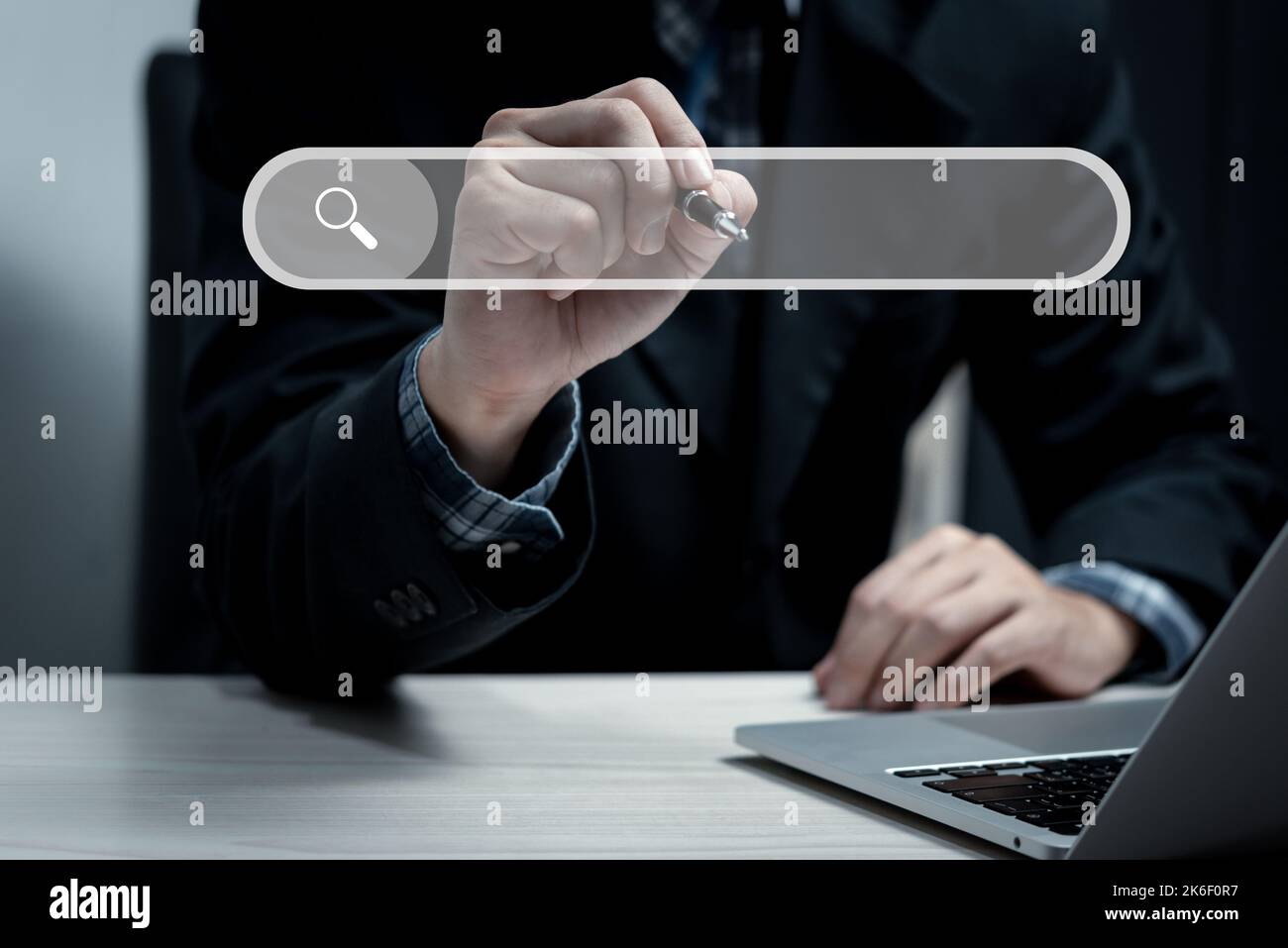 Uomo che utilizza computer portatile online Internet navigazione ricerca informazioni sito web rete social media e comunicazione business Technology.Data Search T Foto Stock