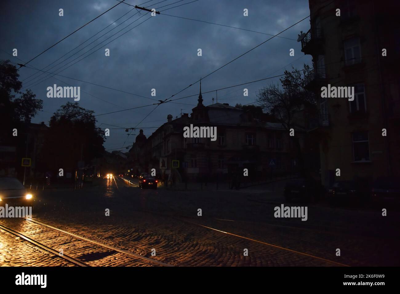 Lviv, Ucraina. 11th Ott 2022. Dopo gli attacchi missilistici russi a Lviv, il 10 e 11 ottobre, la Russia ha lanciato un massiccio attacco missilistico alle infrastrutture critiche di Lviv. A seguito dell'attacco, le sottostazioni elettriche sono state danneggiate. Per questo motivo, la città ha avuto problemi con la fornitura di energia elettrica, così come con l'acqua e le comunicazioni mobili. (Foto di Pavlo Palamarchuk/SOPA Images/Sipa USA) Credit: Sipa USA/Alamy Live News Foto Stock