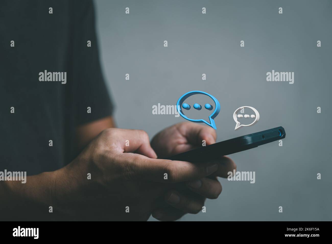 Uomo a mano a digitare sullo smartphone cellulare chat digitale web su applicazioni e social network icona bolla discorso 3D. Foto Stock