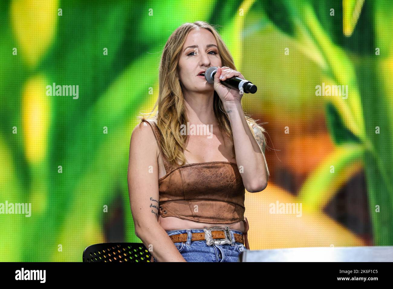 Margo Price si esibisce in diretta presso Farm Aid a Raleigh, NC Foto Stock