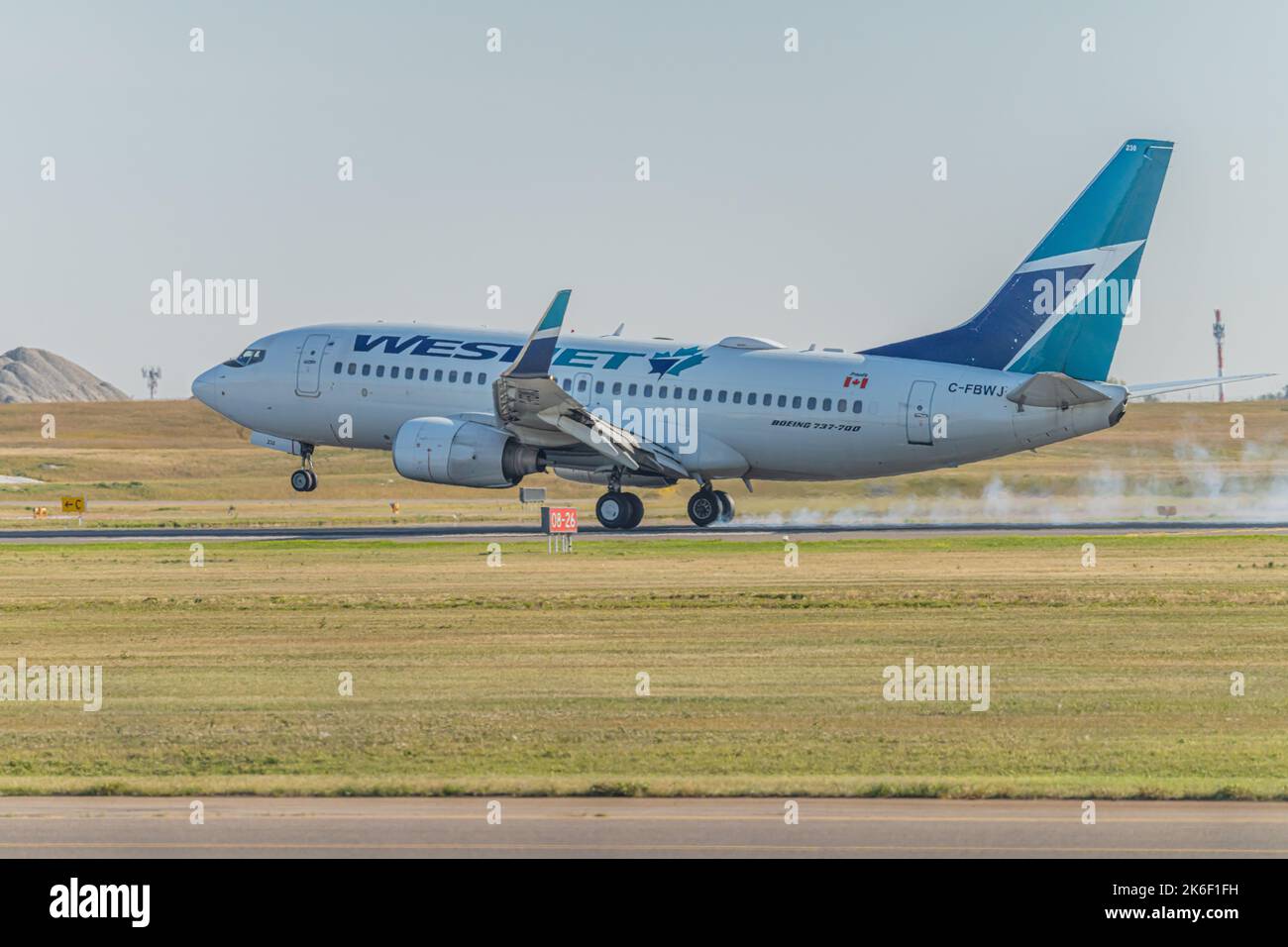 2 2022 agosto - Calgary Alberta Canada - linee aeree Westjet all'Aeroporto Internazionale di Calgary Foto Stock