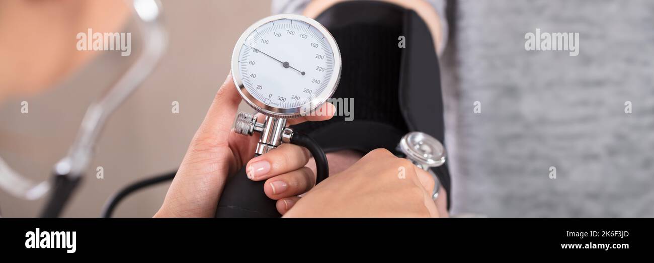 Esame della pressione sanguigna cardiovascolare e dell'ipertensione. Controllo sanitario Foto Stock