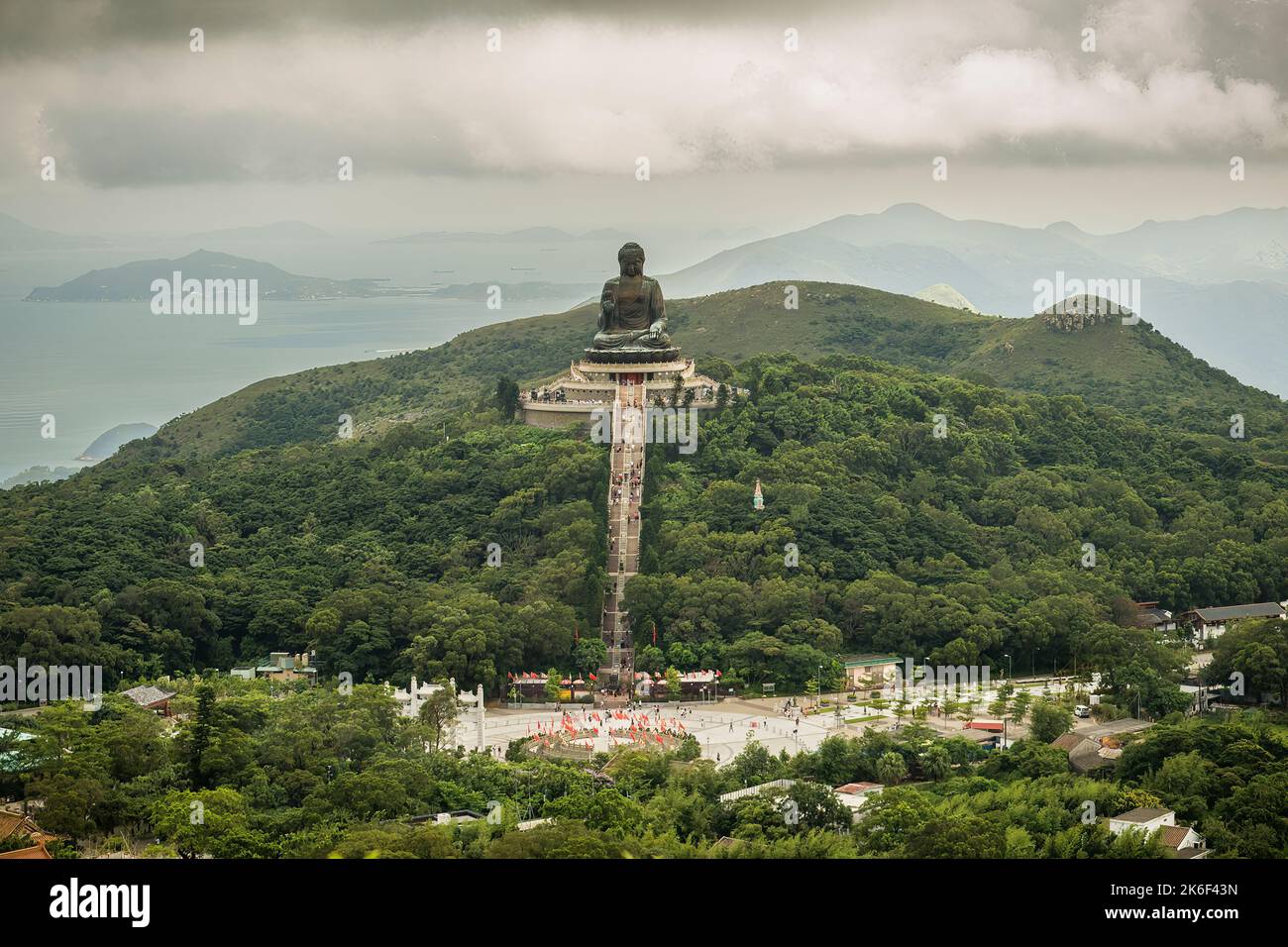 Il Tian Tan Buddha (noto anche come il Grande Buddha), una delle principali attrazioni turistiche, si trova sulla cima di una collina sull'isola di Lantau, Hong Kong Foto Stock