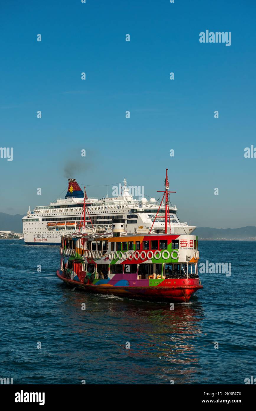 La Night Star, una delle attuali flotte di 4th Generation Star Ferries, dipinta nella livrea del marchio Hong Kong, attraversa Victoria Harbour, Hong Kong Foto Stock