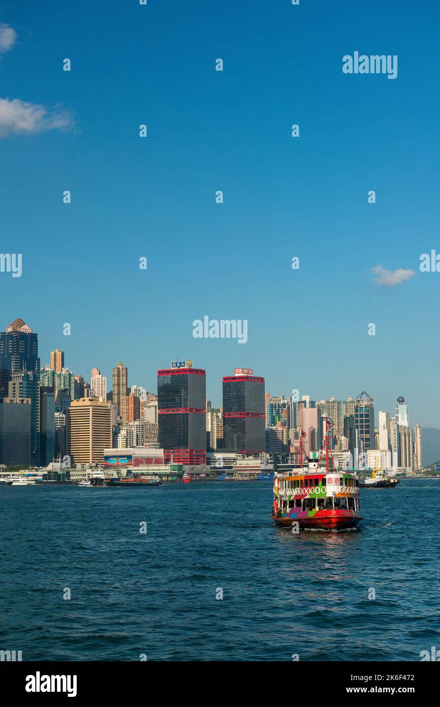 La Night Star, una delle attuali flotte di 4th Generation Star Ferries dipinta nella livrea del marchio Hong Kong, attraversa Victoria Harbour, Hong Kong Foto Stock